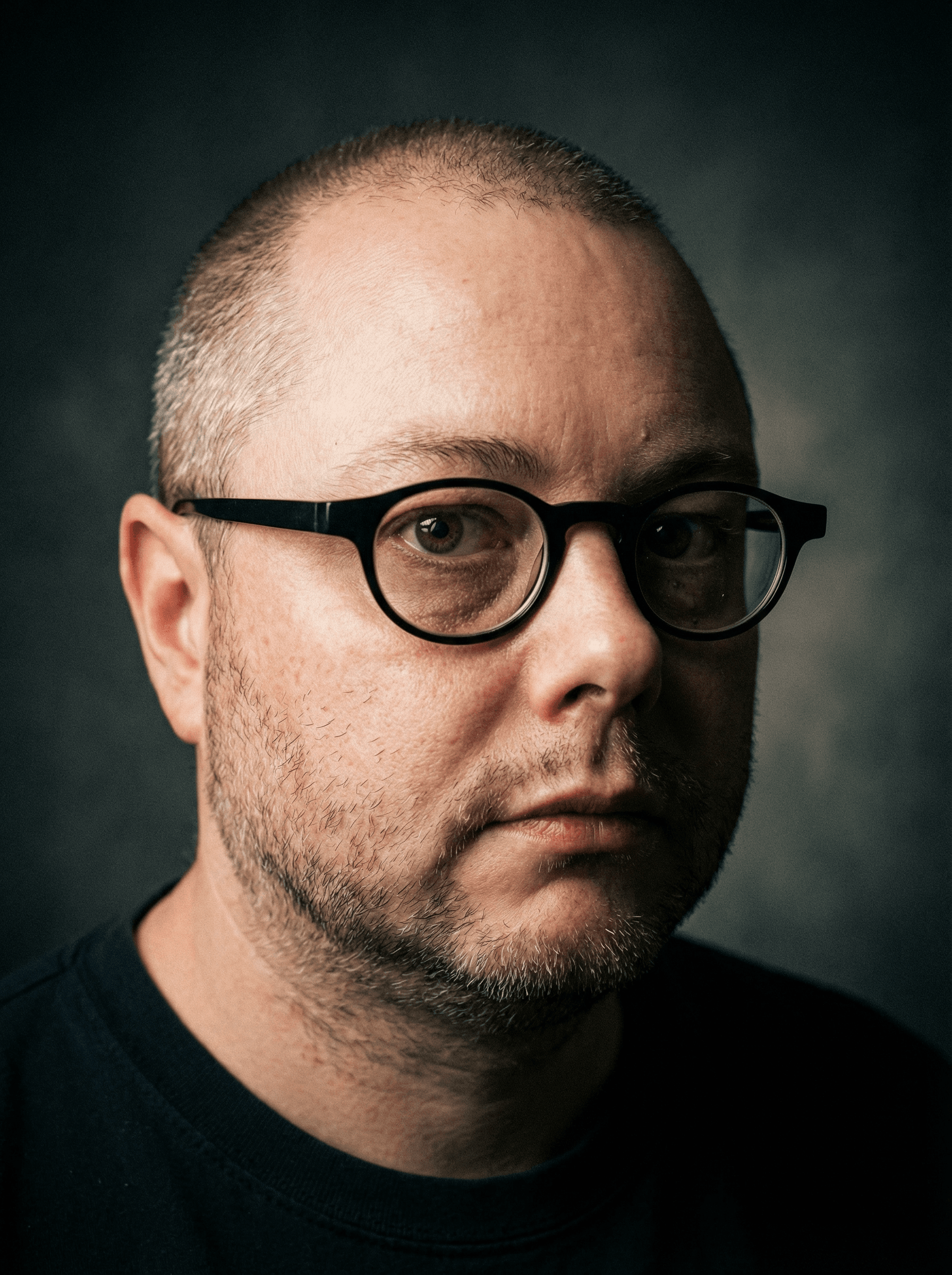 Das Bild zeigt Christoph Schade in Anzug in einem Büro. Er lächelt in die Kamara. Trägt eine Brille. Hat kurze Haare. Das Bild zeigt Christoph Schade in Anzug in einem Büro. Er lächelt in die Kamara. Trägt eine Brille. Hat kurze Haare.